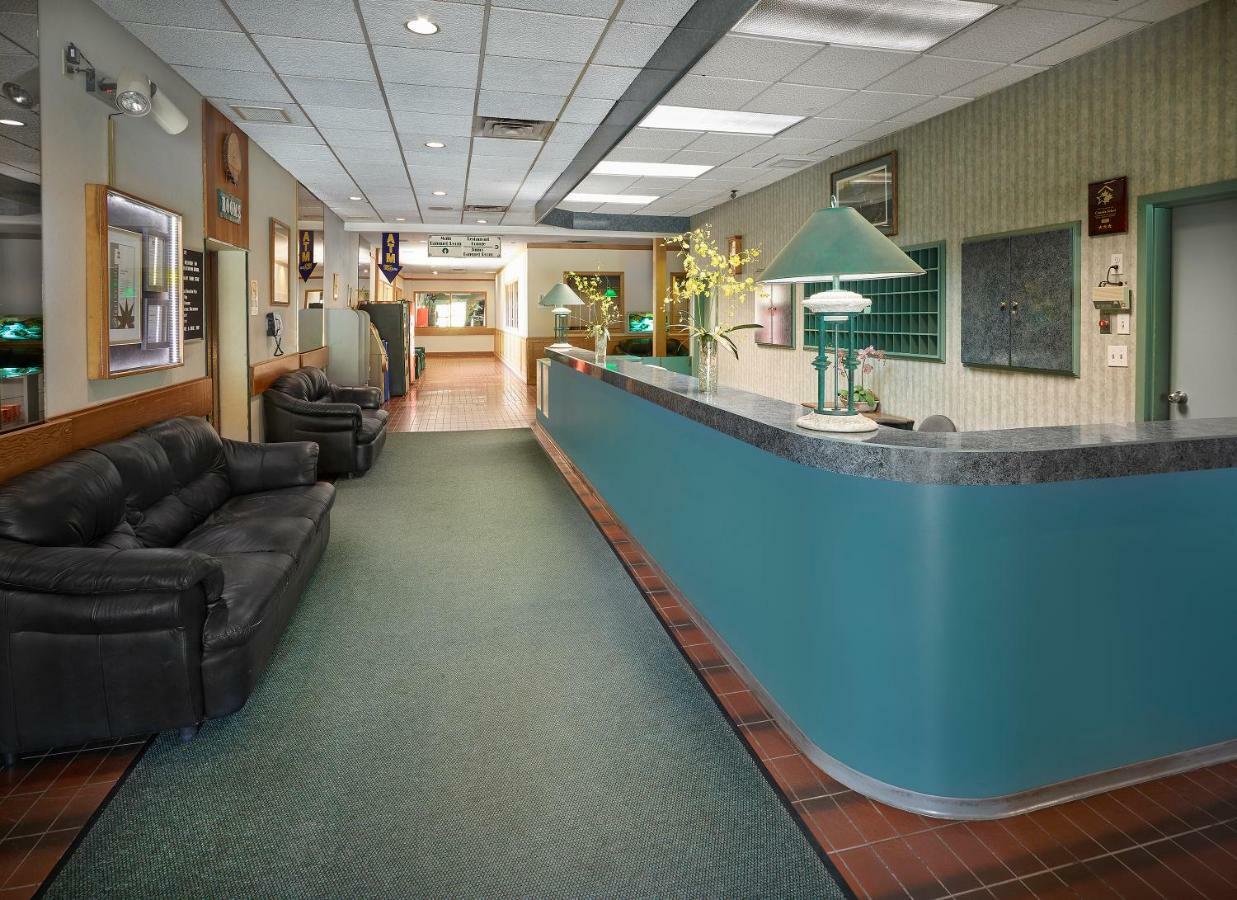 Crestwood Hotel Hinton Extérieur photo